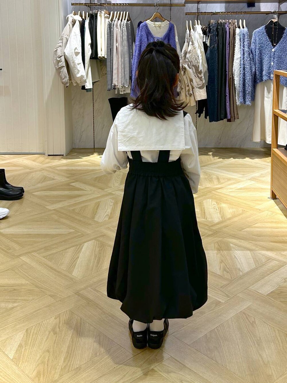 ホワイト系のシャツ/ブラウス、ブラック系のワンピースを着用したキッズの冬コーディネートの2枚目の写真