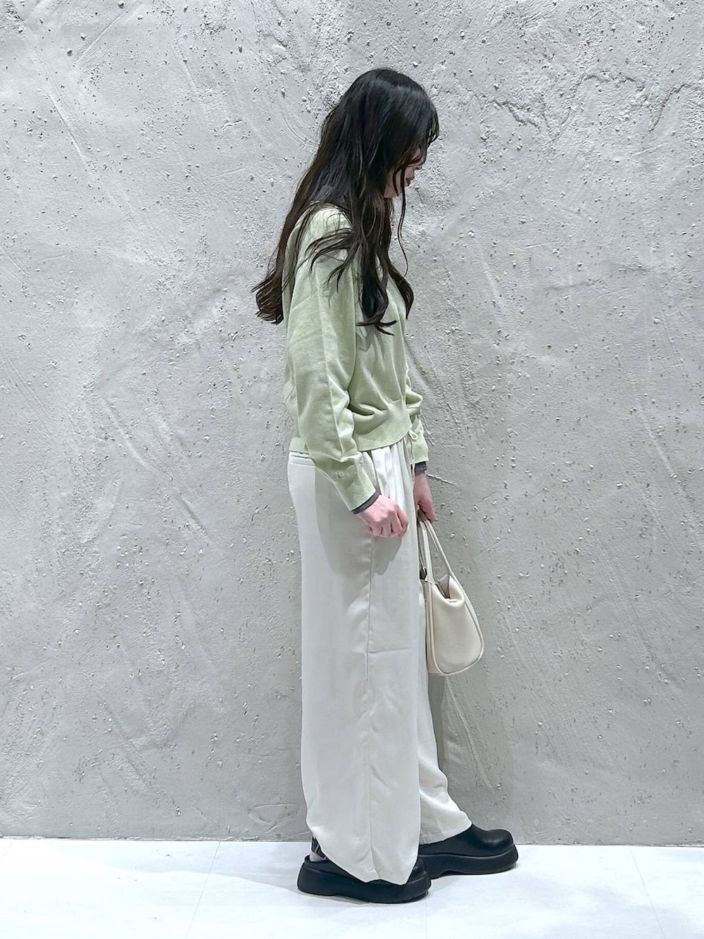 ホワイト系のショルダーバッグ、ブラック系のサンダル、ホワイト系のその他パンツを着用したレディースの春コーディネートの2枚目の写真