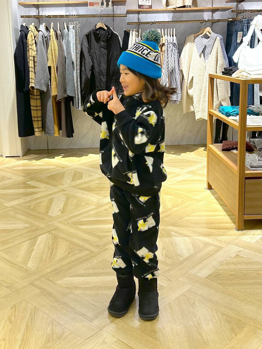 ブラック系のその他パンツ、ブラック系のパーカー、ブルー系のニットキャップ/ビーニーを着用したレディースの秋コーディネートの2枚目の写真