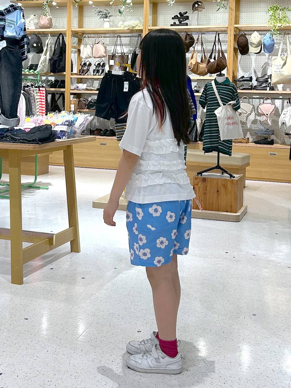 ブルー系のその他パンツ、ホワイト系のTシャツ/カットソーを着用したキッズの春コーディネートの3枚目の写真