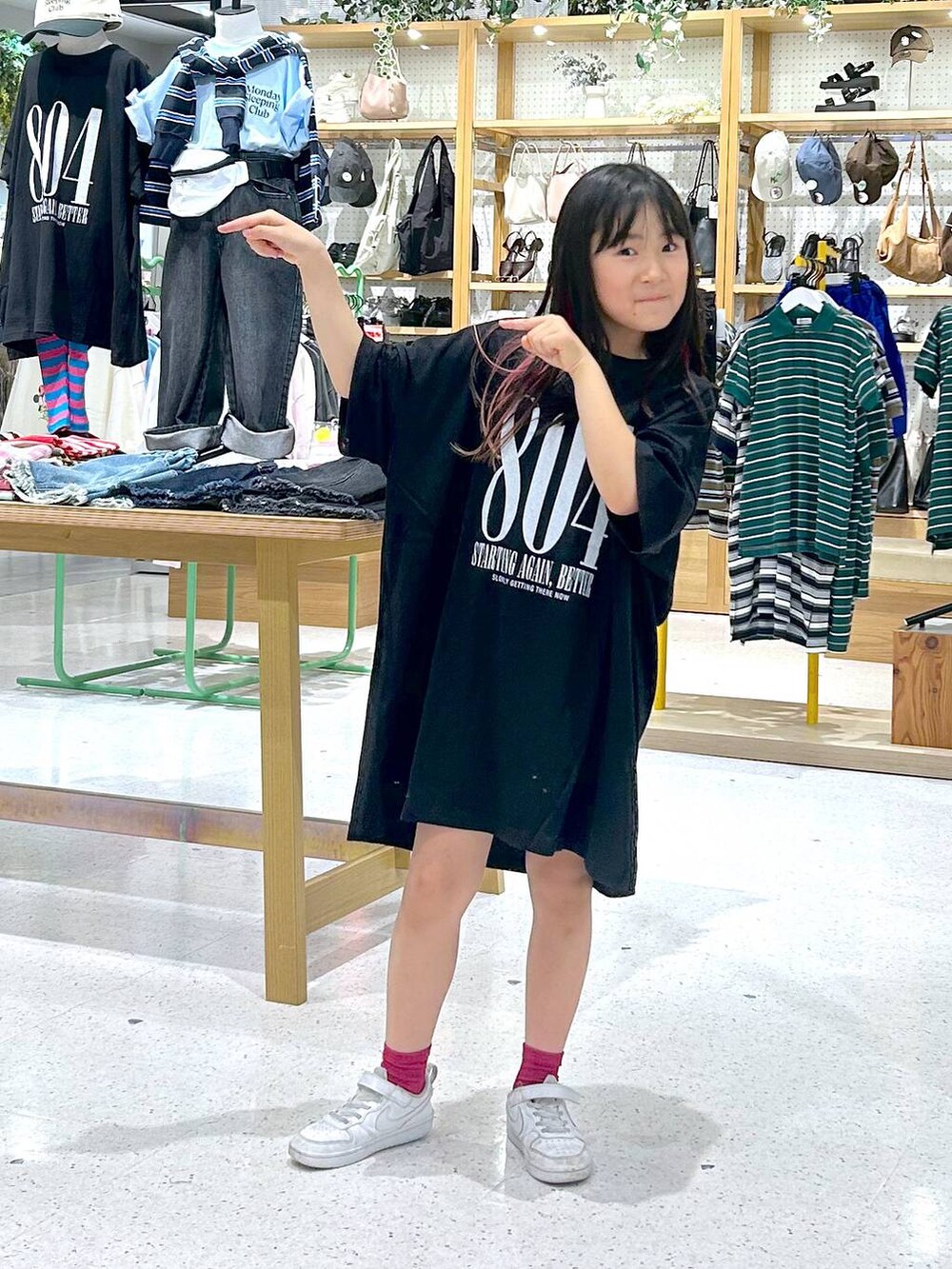 ブラック系のTシャツ/カットソーを着用したキッズの春コーディネートの2枚目の写真