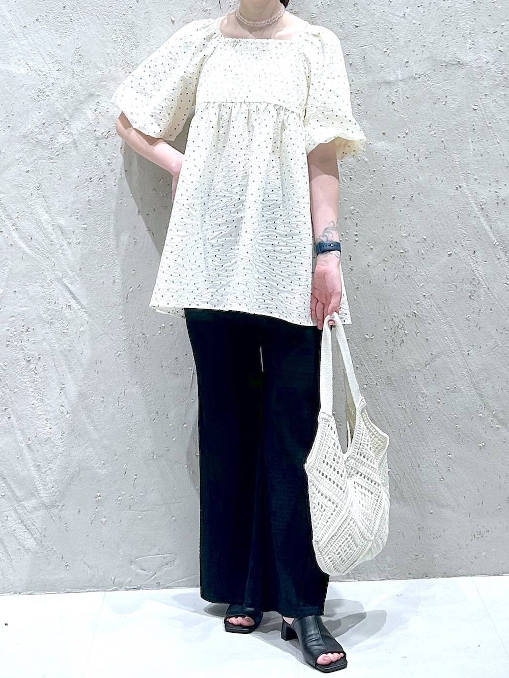 ブラック系のその他パンツ、その他のシャツ/ブラウス、ブラック系のサンダルを着用したレディースの夏コーディネートの3枚目の写真