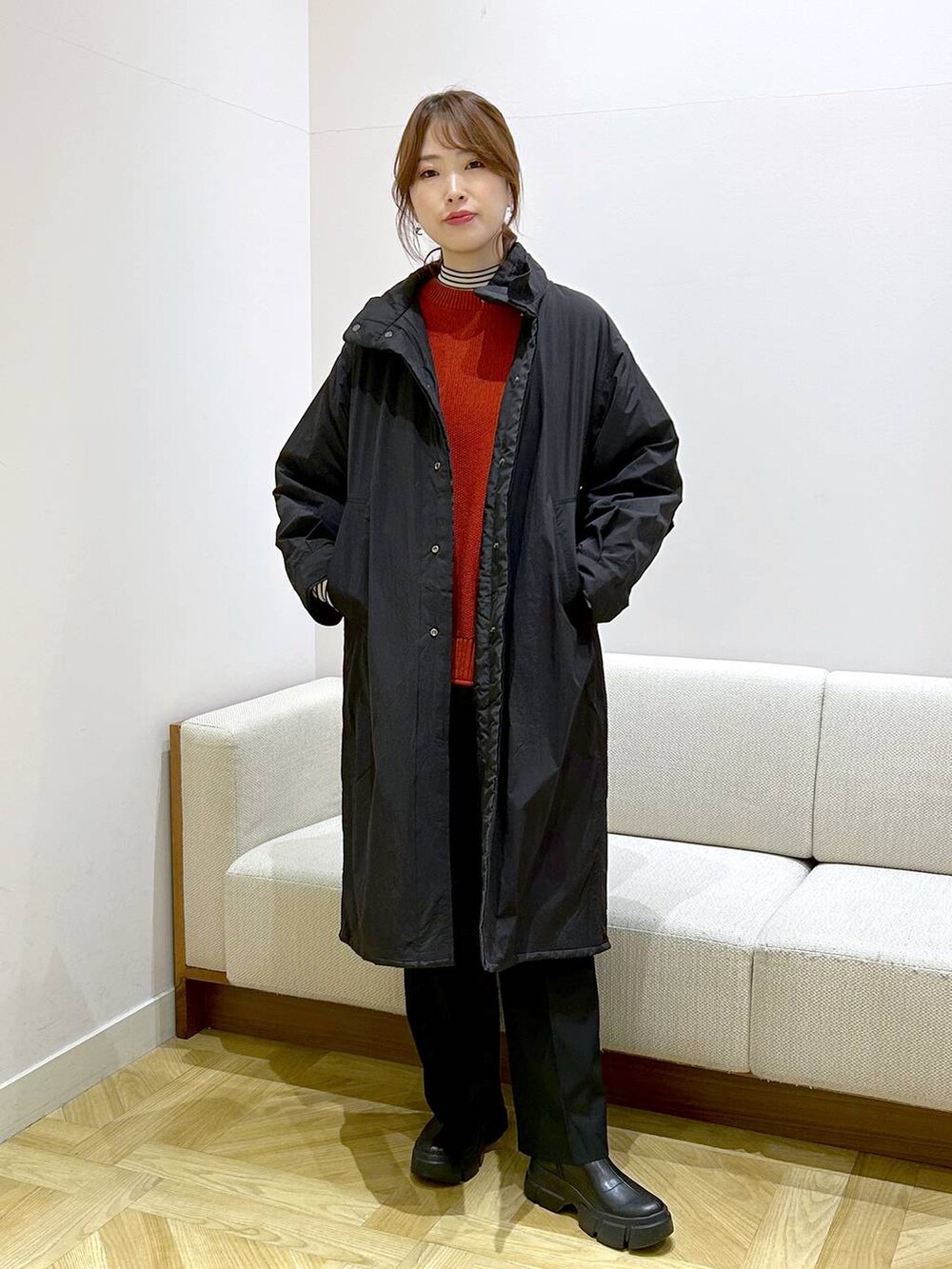 ホワイト系のTシャツ/カットソー、ブラック系のブーツ、レッド系のTシャツ/カットソーを着用したレディースの冬コーディネートの5枚目の写真