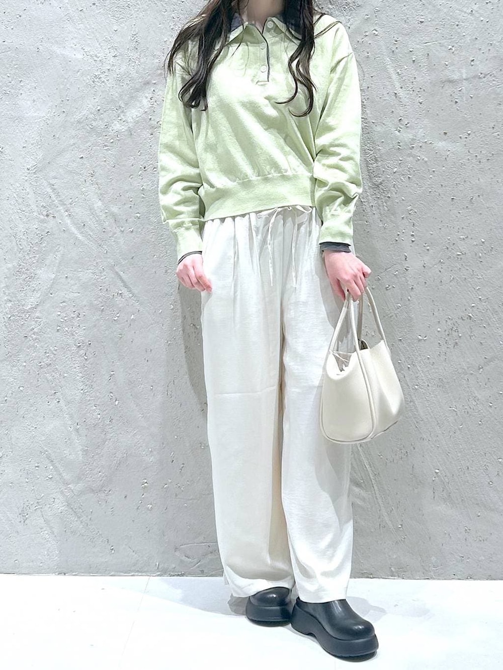 ホワイト系のショルダーバッグ、ブラック系のサンダル、ホワイト系のその他パンツを着用したレディースの春コーディネートの3枚目の写真