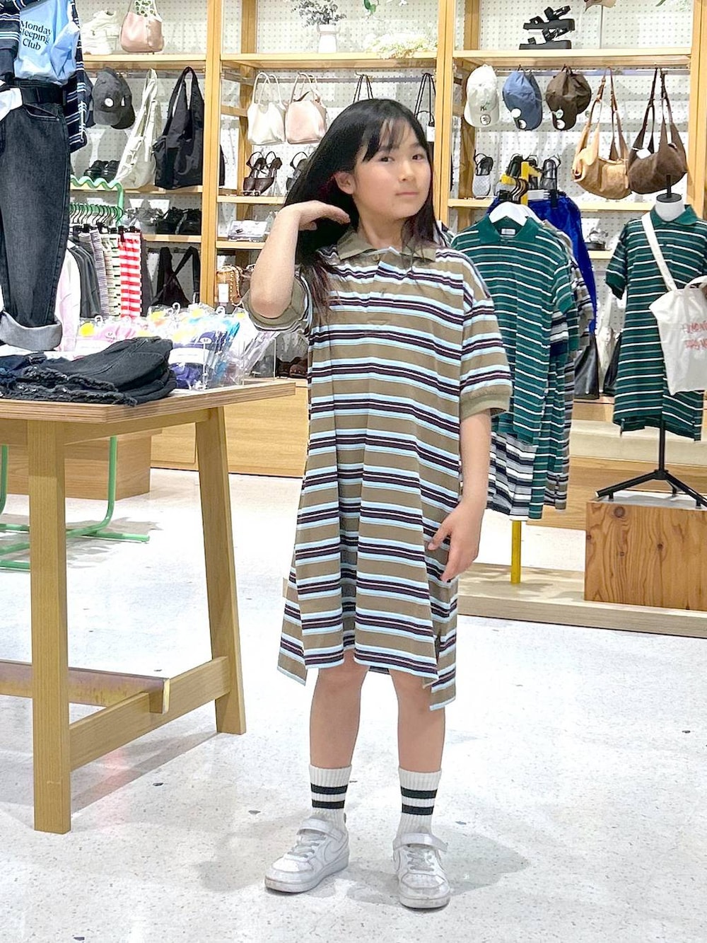 ベージュ系のワンピースを着用したキッズの春コーディネートの3枚目の写真