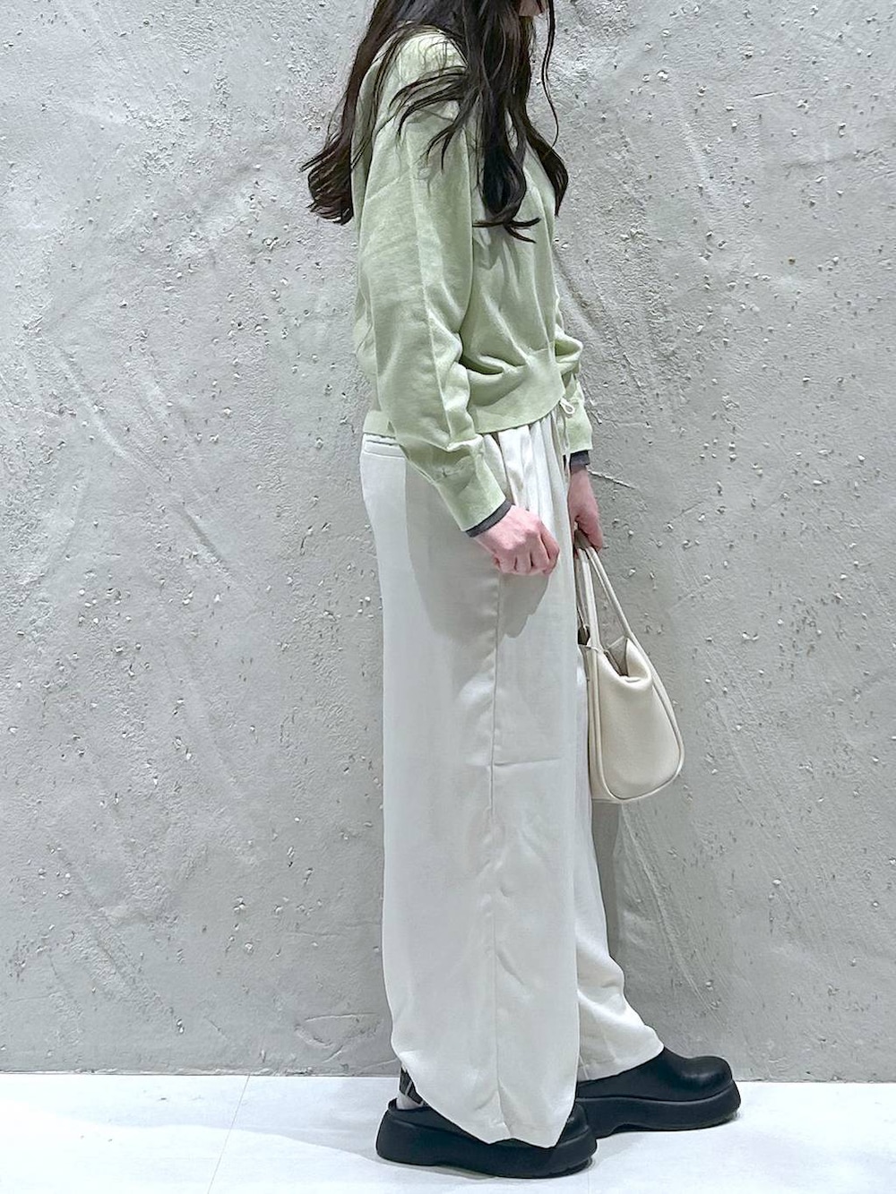 ホワイト系のショルダーバッグ、ブラック系のサンダル、ホワイト系のその他パンツを着用したレディースの春コーディネートの4枚目の写真