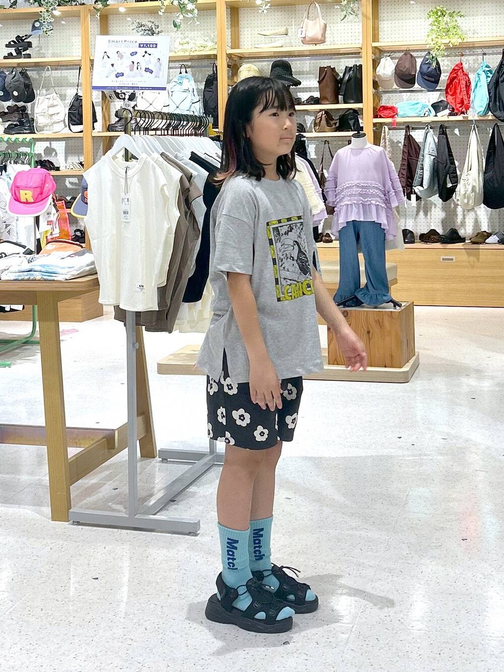 ブラック系のその他パンツ、ブラック系のサンダル、グレー系のTシャツ/カットソーを着用したレディースの夏コーディネートの4枚目の写真