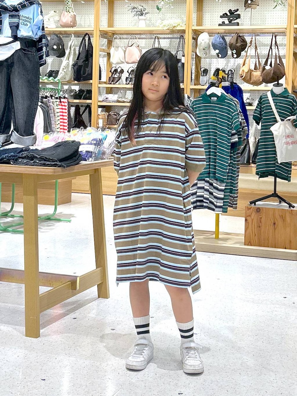 ベージュ系のワンピースを着用したキッズの春コーディネートの4枚目の写真