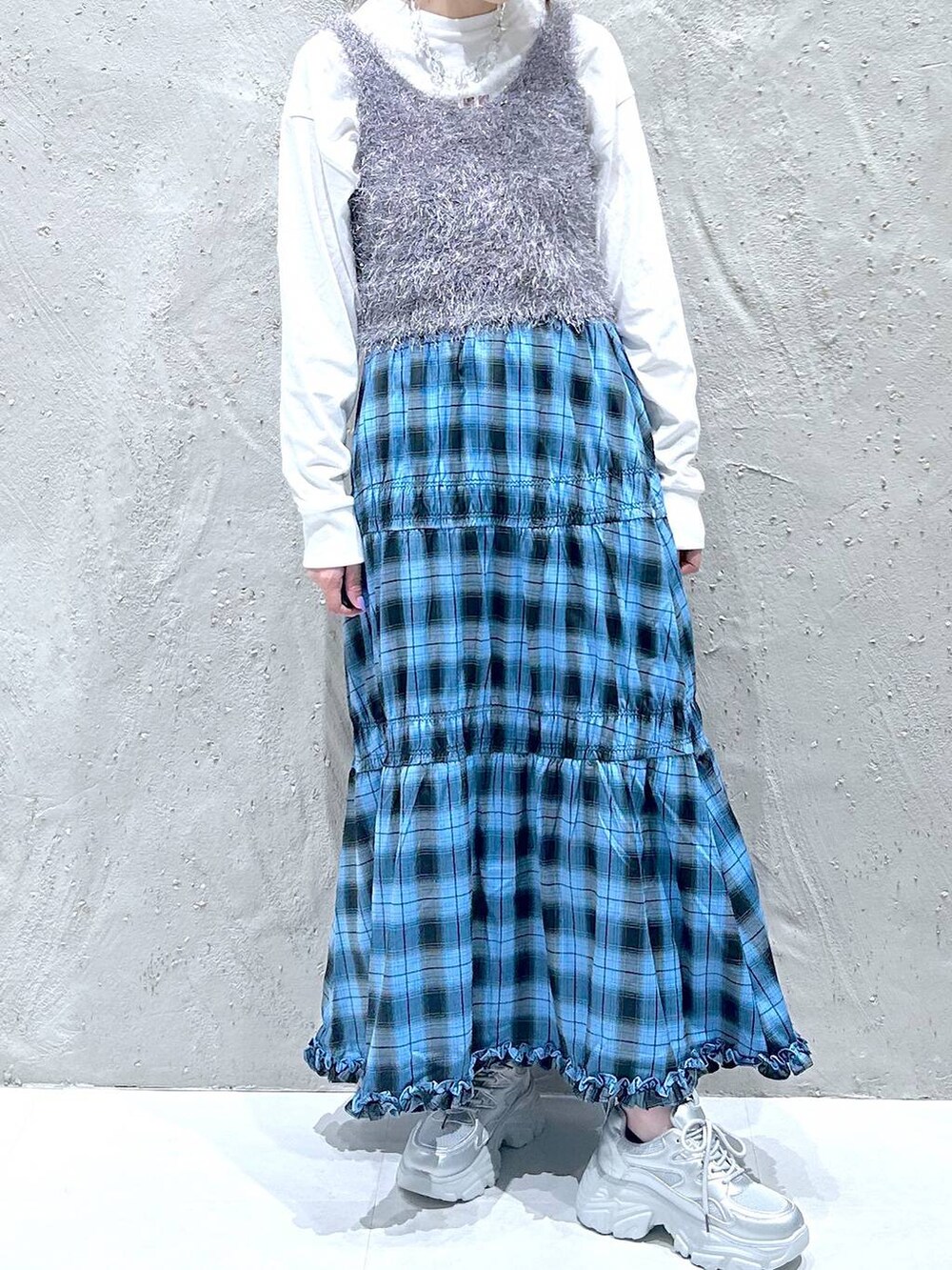 ブルー系のスカート、シルバー系のスニーカー、グレー系のキャミソールを着用したレディースの秋コーディネートの2枚目の写真