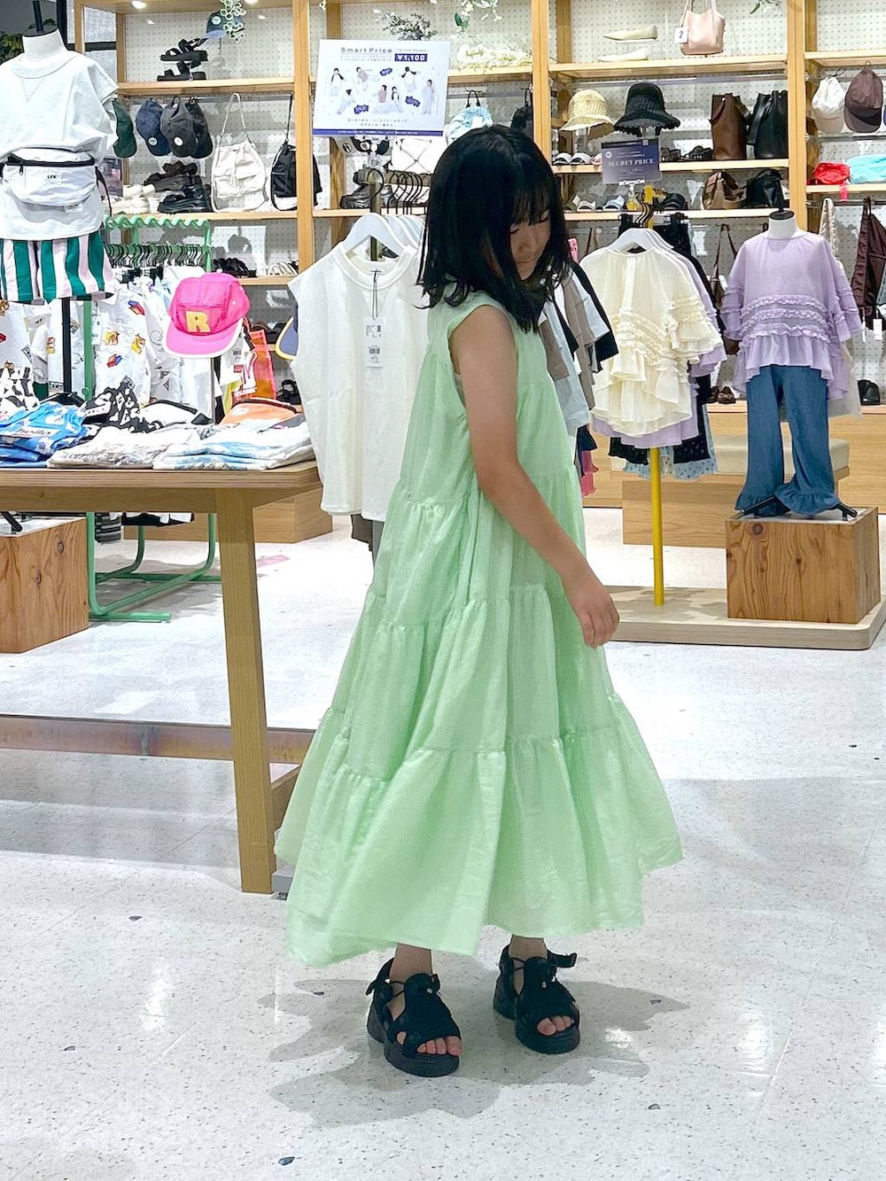 ブラック系のサンダル、グリーン系のワンピースを着用したキッズの夏コーディネートの5枚目の写真