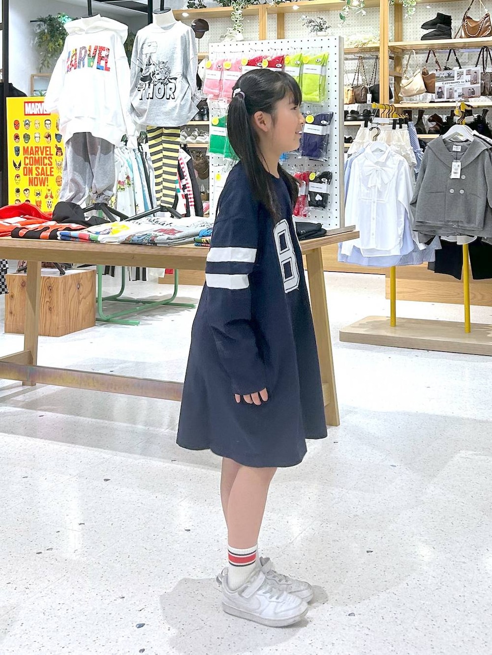 ブルー系のワンピースを着用したレディースの冬コーディネートの3枚目の写真