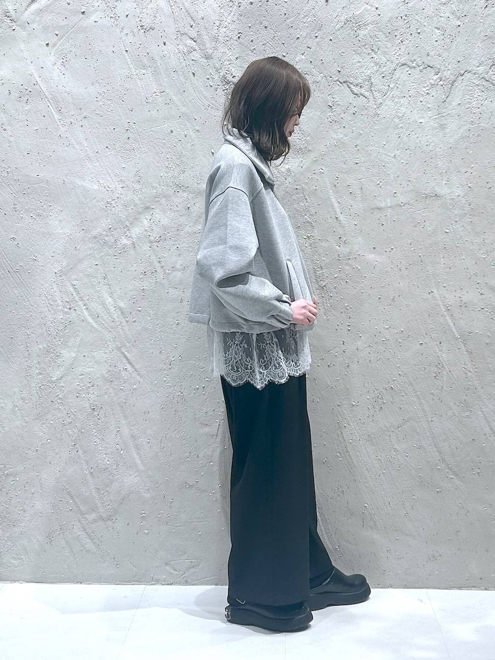 ベージュ系のその他パンツ、ブラック系のサンダル、グレー系のスウェットを着用したレディースの春コーディネートの2枚目の写真