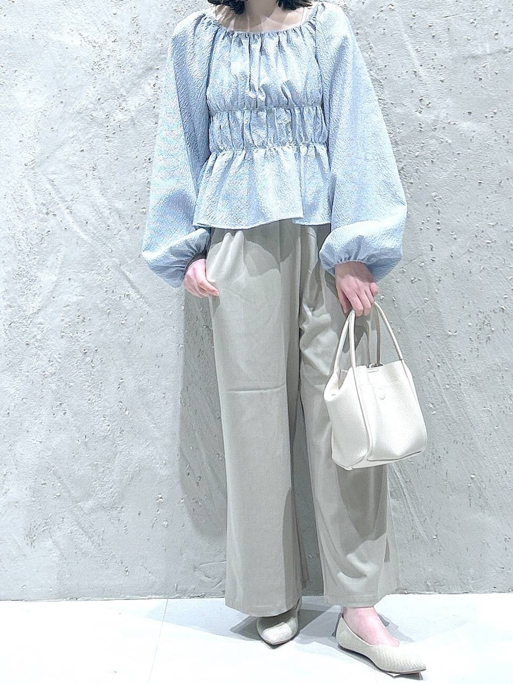 ベージュ系のその他パンツ、ホワイト系のショルダーバッグ、ホワイト系のパンプスを着用したレディースの春コーディネートの4枚目の写真