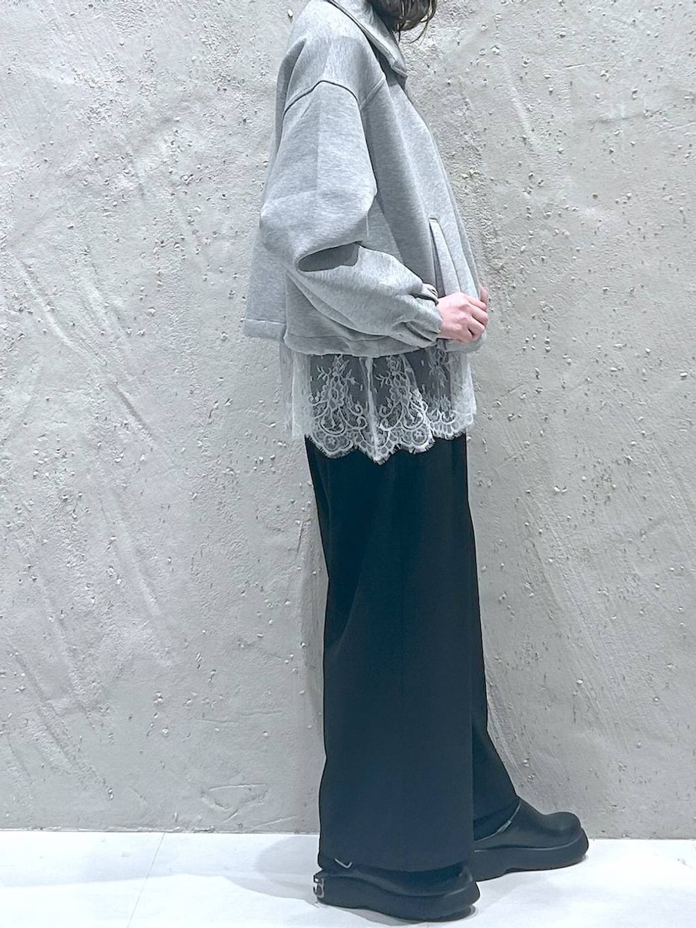 ベージュ系のその他パンツ、ブラック系のサンダル、グレー系のスウェットを着用したレディースの春コーディネートの4枚目の写真