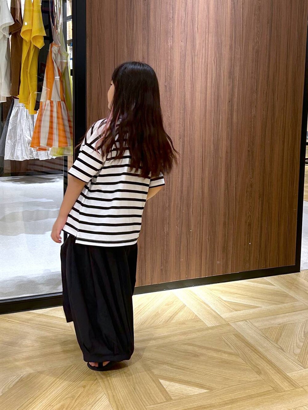 ブラック系のTシャツ/カットソー、ブラック系のその他パンツを着用したキッズの夏コーディネートの2枚目の写真