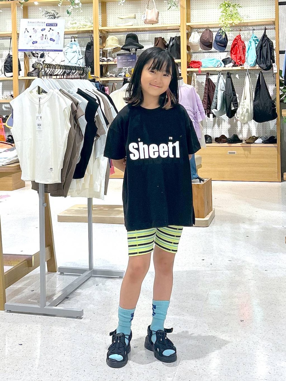 ブラック系のサンダル、ブラック系のTシャツ/カットソー、グリーン系のレギンス/スパッツを着用したレディースの夏コーディネートの2枚目の写真