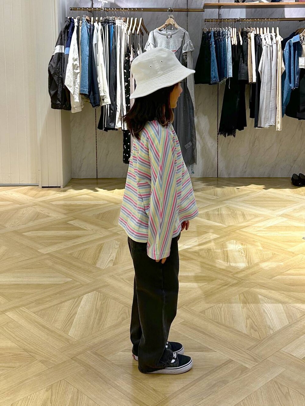 その他のTシャツ/カットソー、ブラック系のデニムパンツ、ホワイト系のハットを着用したキッズの冬コーディネートの2枚目の写真