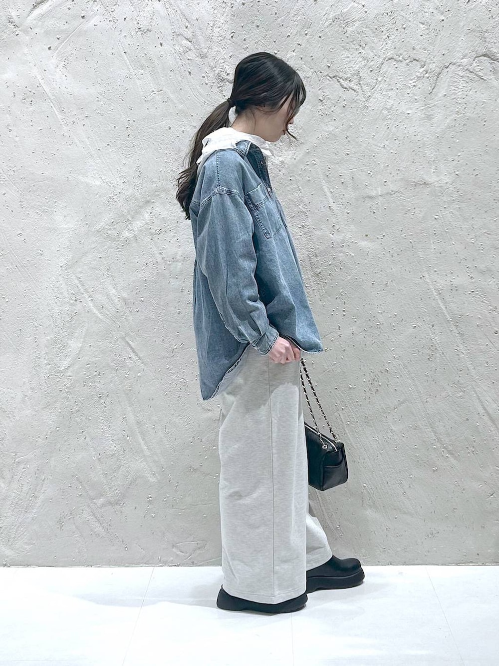 ホワイト系のシャツ/ブラウス、ブルー系のシャツ/ブラウス、ブラック系のショルダーバッグを着用したレディースの春コーディネートの3枚目の写真