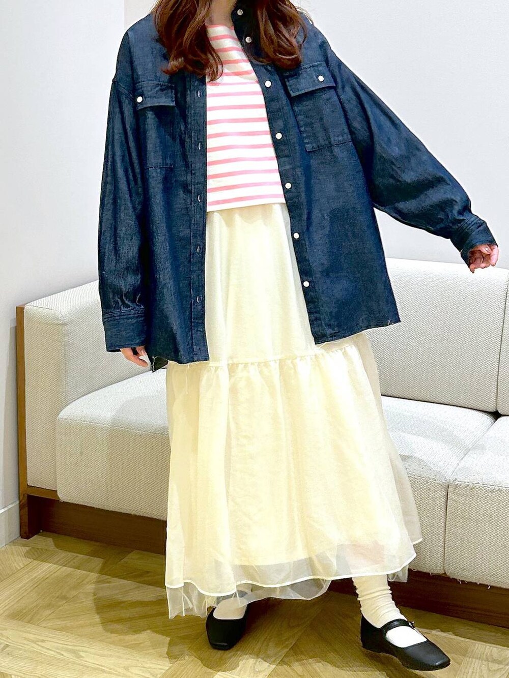ブラック系のパンプス、ブラック系のスカート、ピンク系のTシャツ/カットソーを着用したレディースの春コーディネートの2枚目の写真