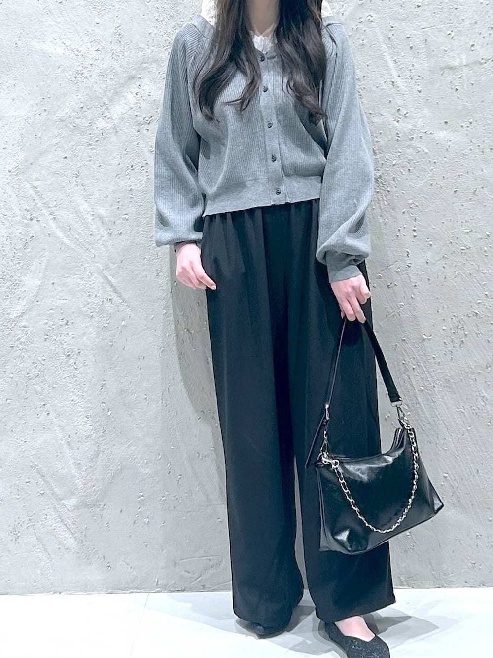 ブラック系のその他パンツ、ブラック系のショルダーバッグ、ブラック系のパンプスを着用したレディースの春コーディネートの3枚目の写真