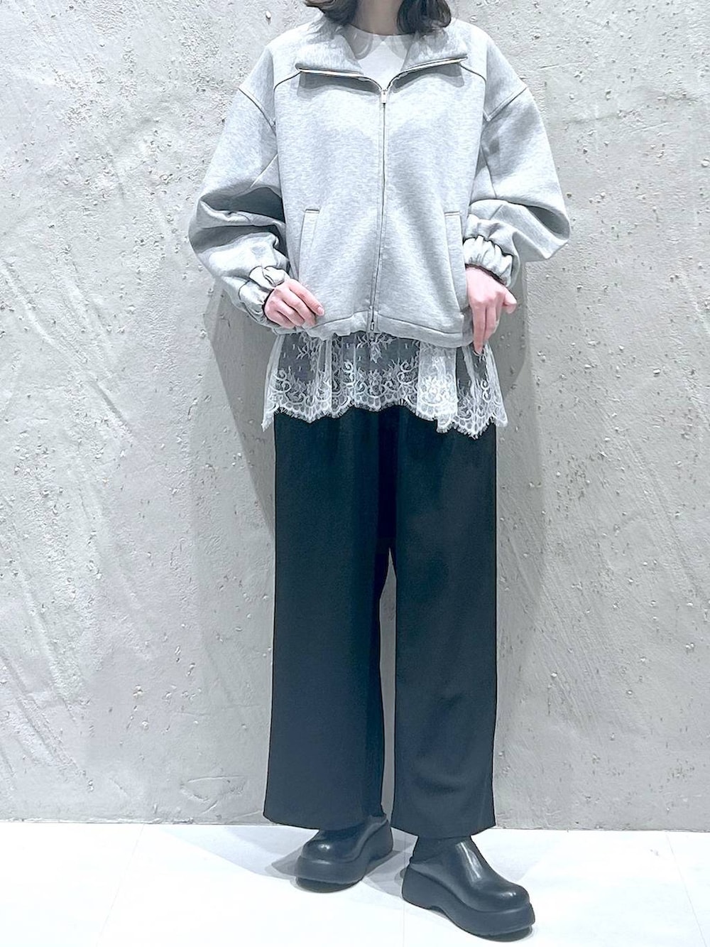 ベージュ系のその他パンツ、ブラック系のサンダル、グレー系のスウェットを着用したレディースの春コーディネートの3枚目の写真