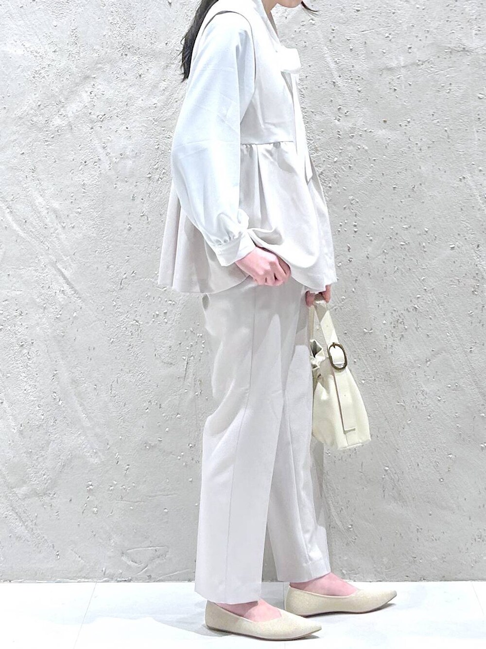 ホワイト系のショルダーバッグ、ホワイト系のその他パンツ、ホワイト系のベストを着用したレディースの冬コーディネートの4枚目の写真