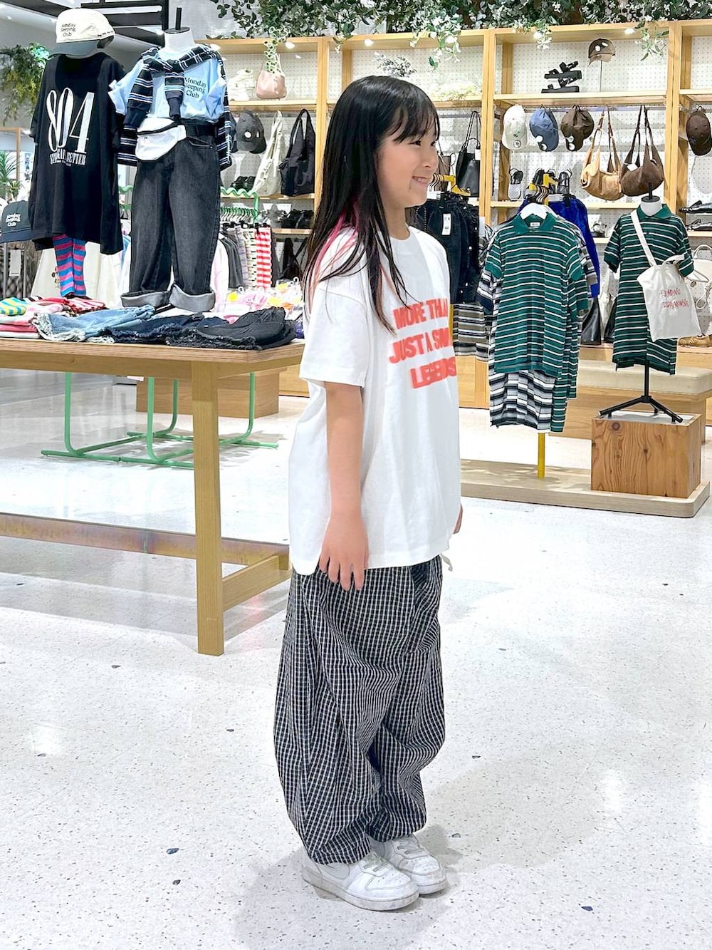 ホワイト系のTシャツ/カットソー、ブラック系のその他パンツを着用したレディースの春コーディネートの2枚目の写真