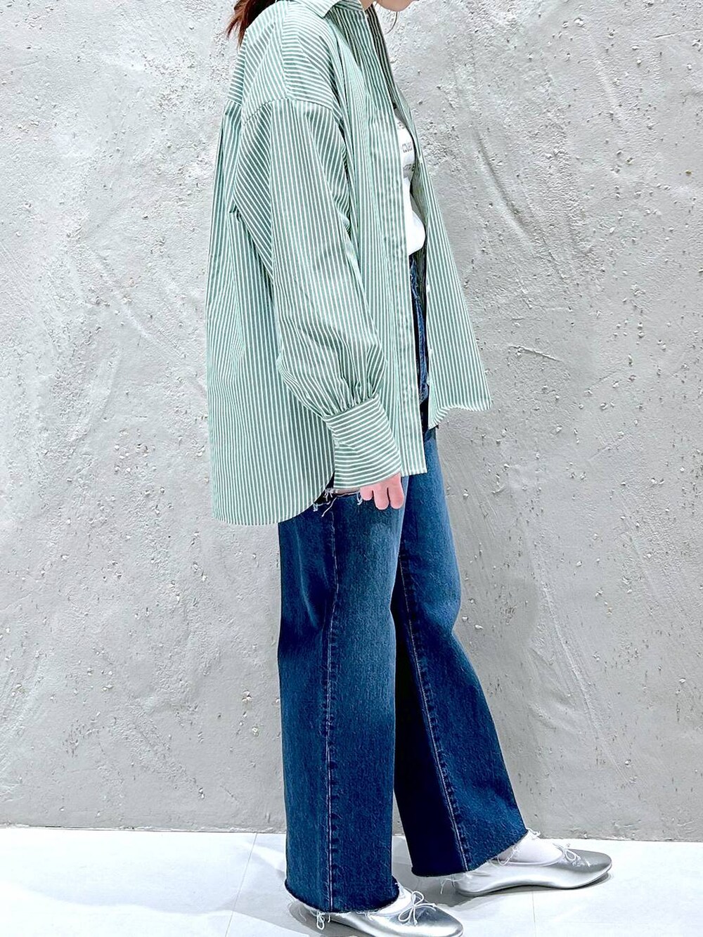 ブルー系のデニムパンツ、グリーン系のシャツ/ブラウス、ホワイト系のTシャツ/カットソーを着用したレディースの春コーディネートの4枚目の写真