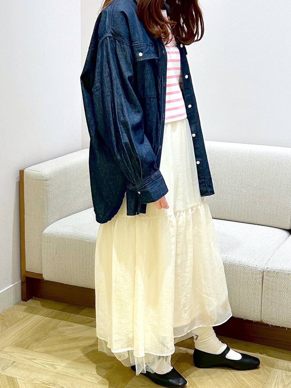 ブラック系のパンプス、ブラック系のスカート、ピンク系のTシャツ/カットソーを着用したレディースの春コーディネートの4枚目の写真