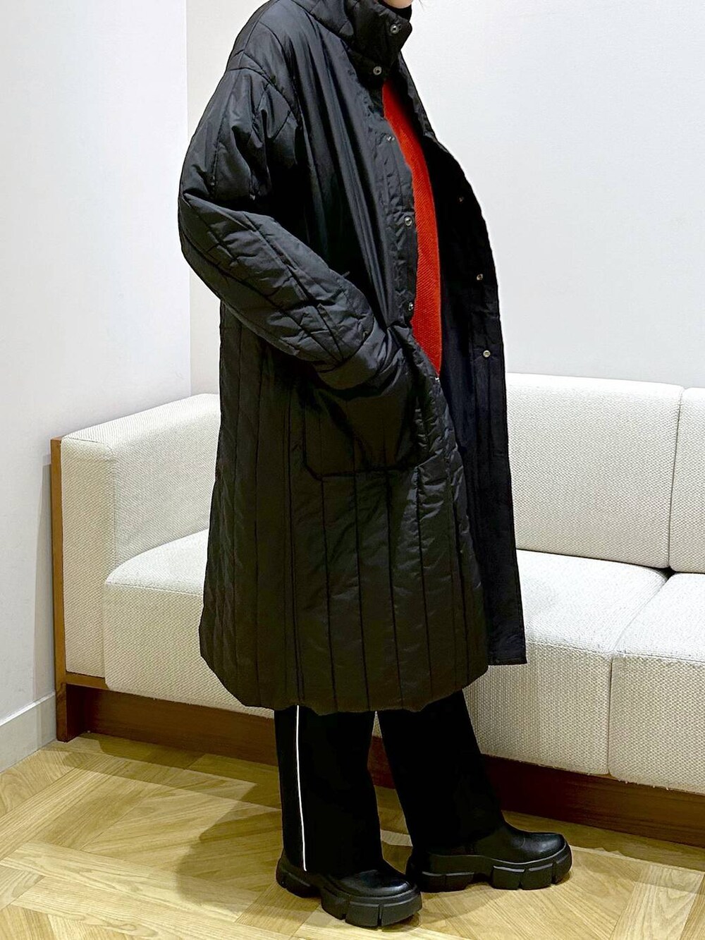 ホワイト系のTシャツ/カットソー、ブラック系のブーツ、レッド系のTシャツ/カットソーを着用したレディースの冬コーディネートの4枚目の写真