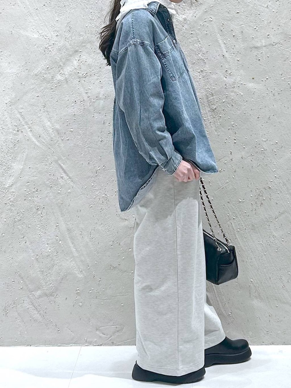 ホワイト系のシャツ/ブラウス、ブルー系のシャツ/ブラウス、ブラック系のショルダーバッグを着用したレディースの春コーディネートの4枚目の写真