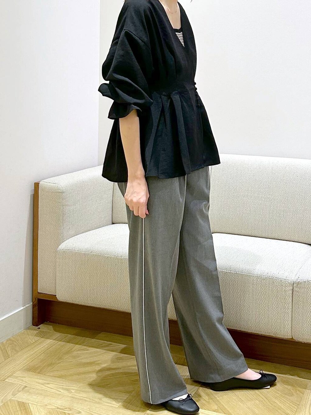 ブラック系のタンクトップ、ブラック系のバレエシューズ、グレー系のその他パンツを着用したレディースの秋コーディネートの3枚目の写真