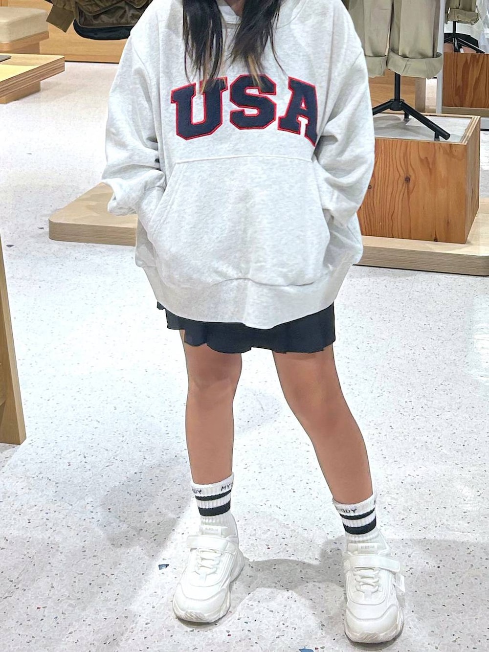 グレー系のスカート、グレー系のスウェットを着用したキッズの秋コーディネートの2枚目の写真