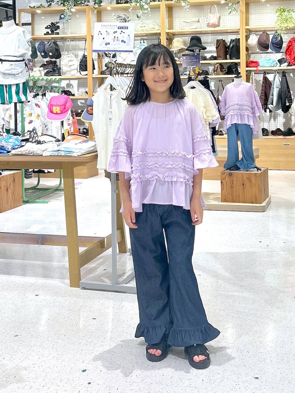 パープル系のシャツ/ブラウスを着用したキッズの夏コーディネートの2枚目の写真