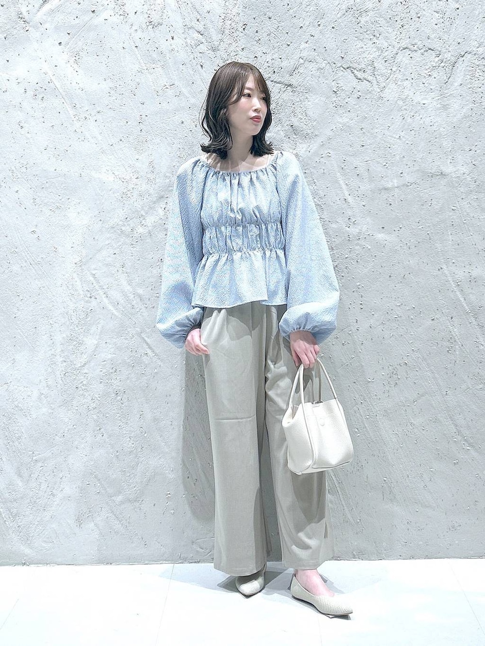 ベージュ系のその他パンツ、ホワイト系のショルダーバッグ、ホワイト系のパンプスを着用したレディースの春コーディネートの2枚目の写真