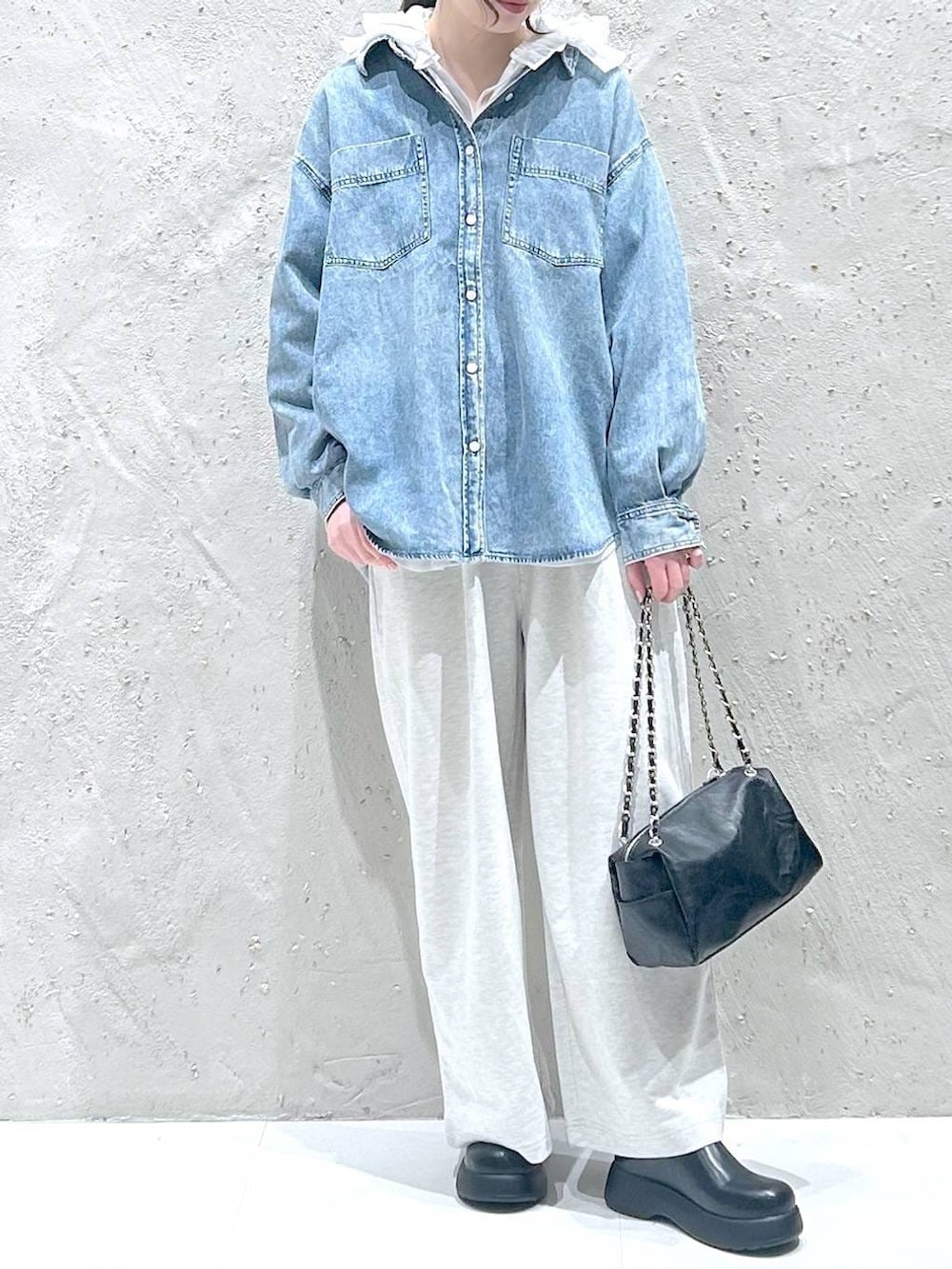 ホワイト系のシャツ/ブラウス、ブルー系のシャツ/ブラウス、ブラック系のショルダーバッグを着用したレディースの春コーディネートの2枚目の写真