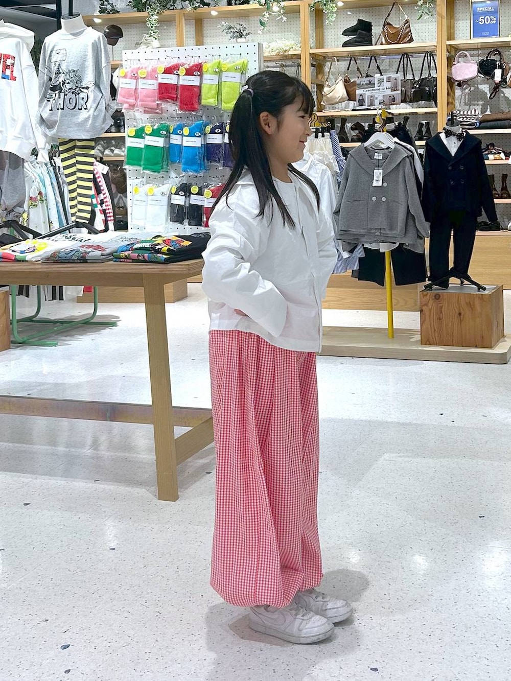 レッド系のその他パンツ、ホワイト系のシャツ/ブラウスを着用したキッズの冬コーディネートの2枚目の写真