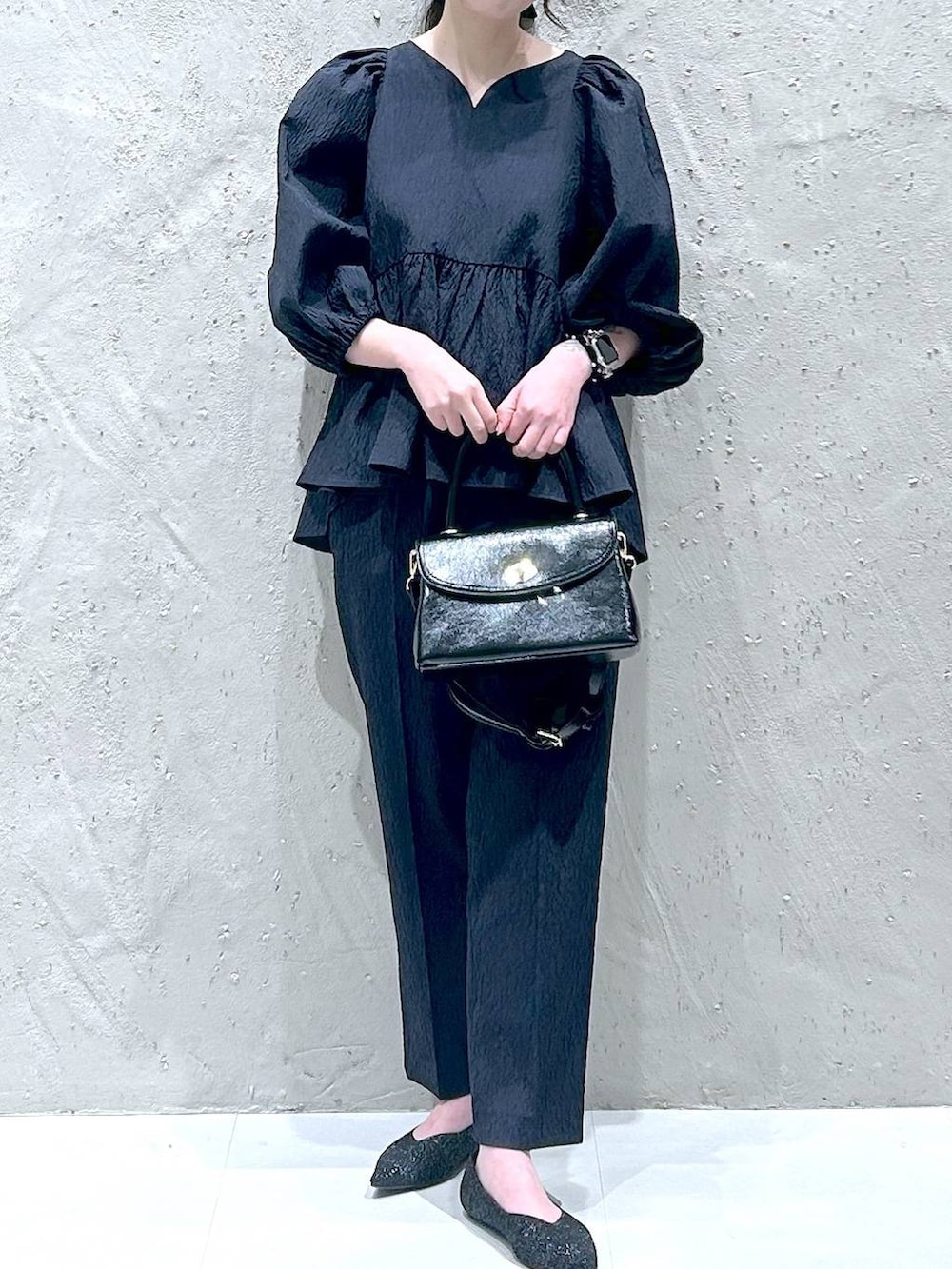 ブラック系のボストンバッグ、ブルー系のシャツ/ブラウス、ブルー系のその他パンツを着用したレディースの冬コーディネートの3枚目の写真