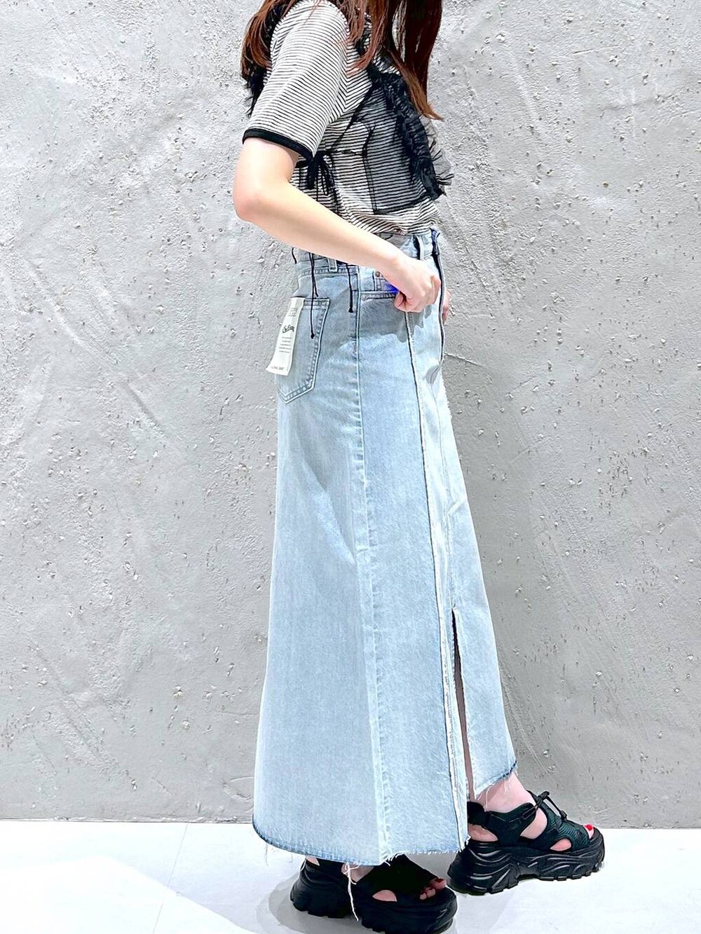 ブラック系のサンダル、その他のTシャツ/カットソー、ブルー系のスカートを着用したレディースの夏コーディネートの4枚目の写真