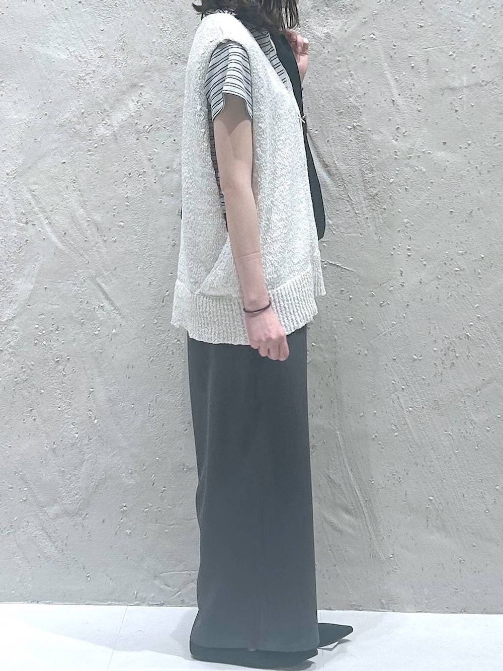 ベージュ系のその他パンツ、ブラック系のパンプス、グレー系のTシャツ/カットソーを着用したレディースの夏コーディネートの4枚目の写真