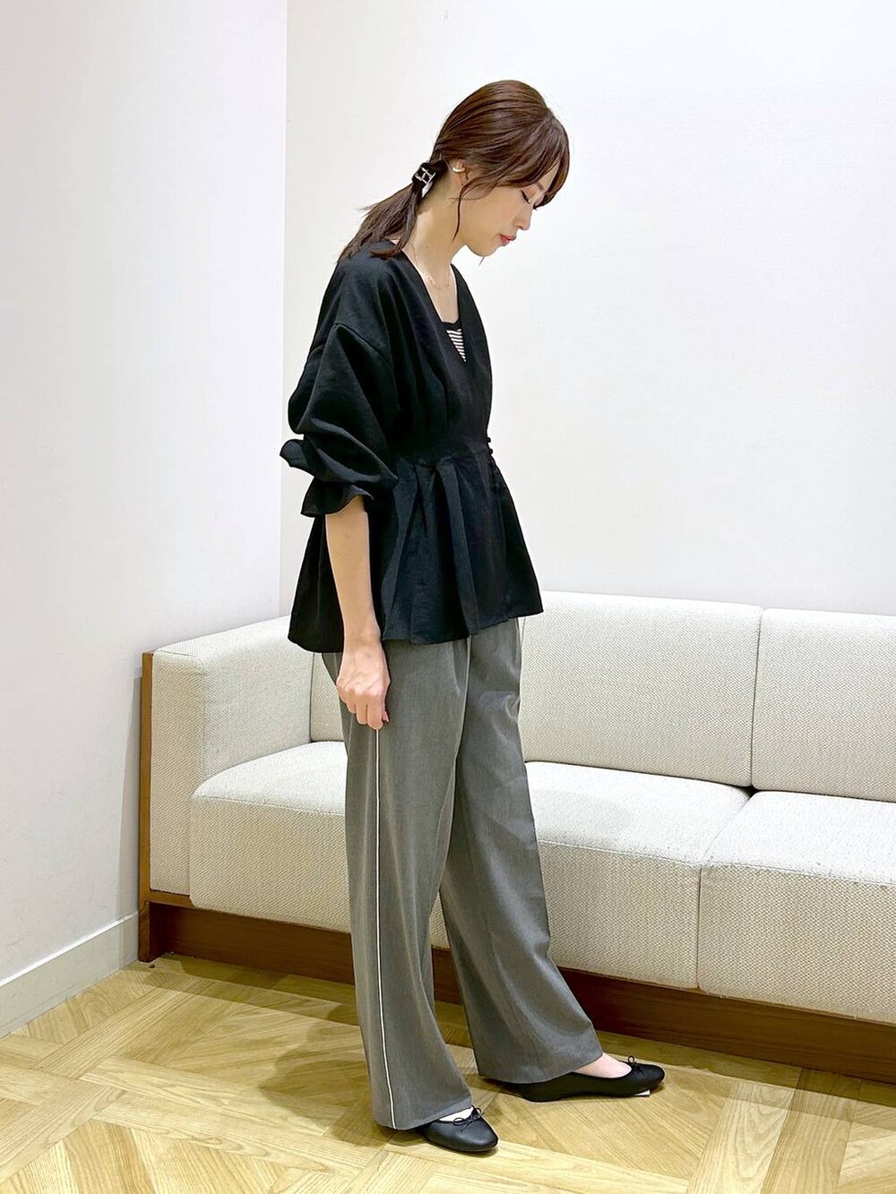 ブラック系のタンクトップ、ブラック系のバレエシューズ、グレー系のその他パンツを着用したレディースの秋コーディネートの4枚目の写真