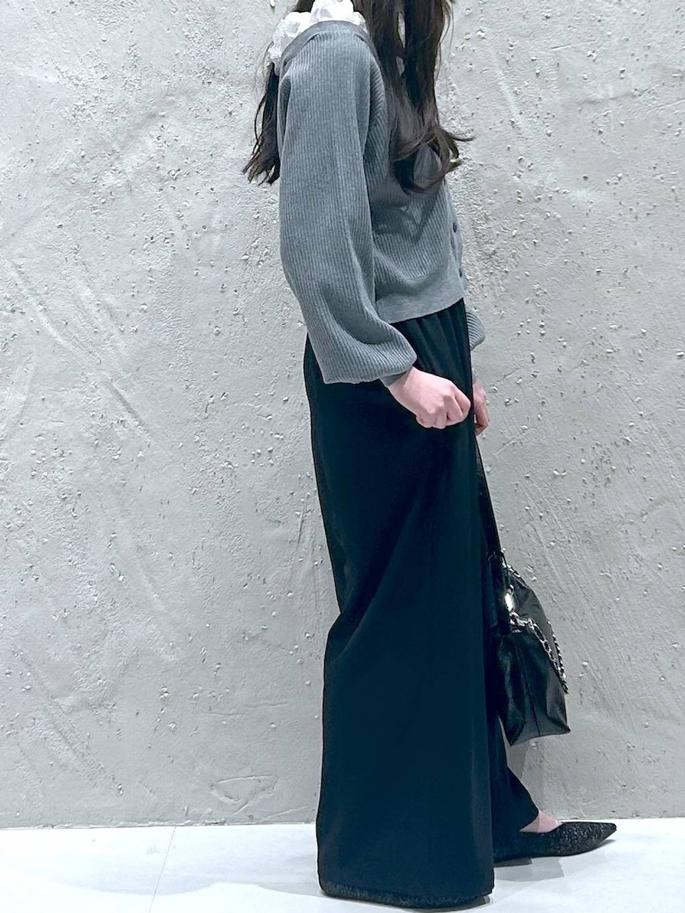 ブラック系のその他パンツ、ブラック系のショルダーバッグ、ブラック系のパンプスを着用したレディースの春コーディネートの4枚目の写真