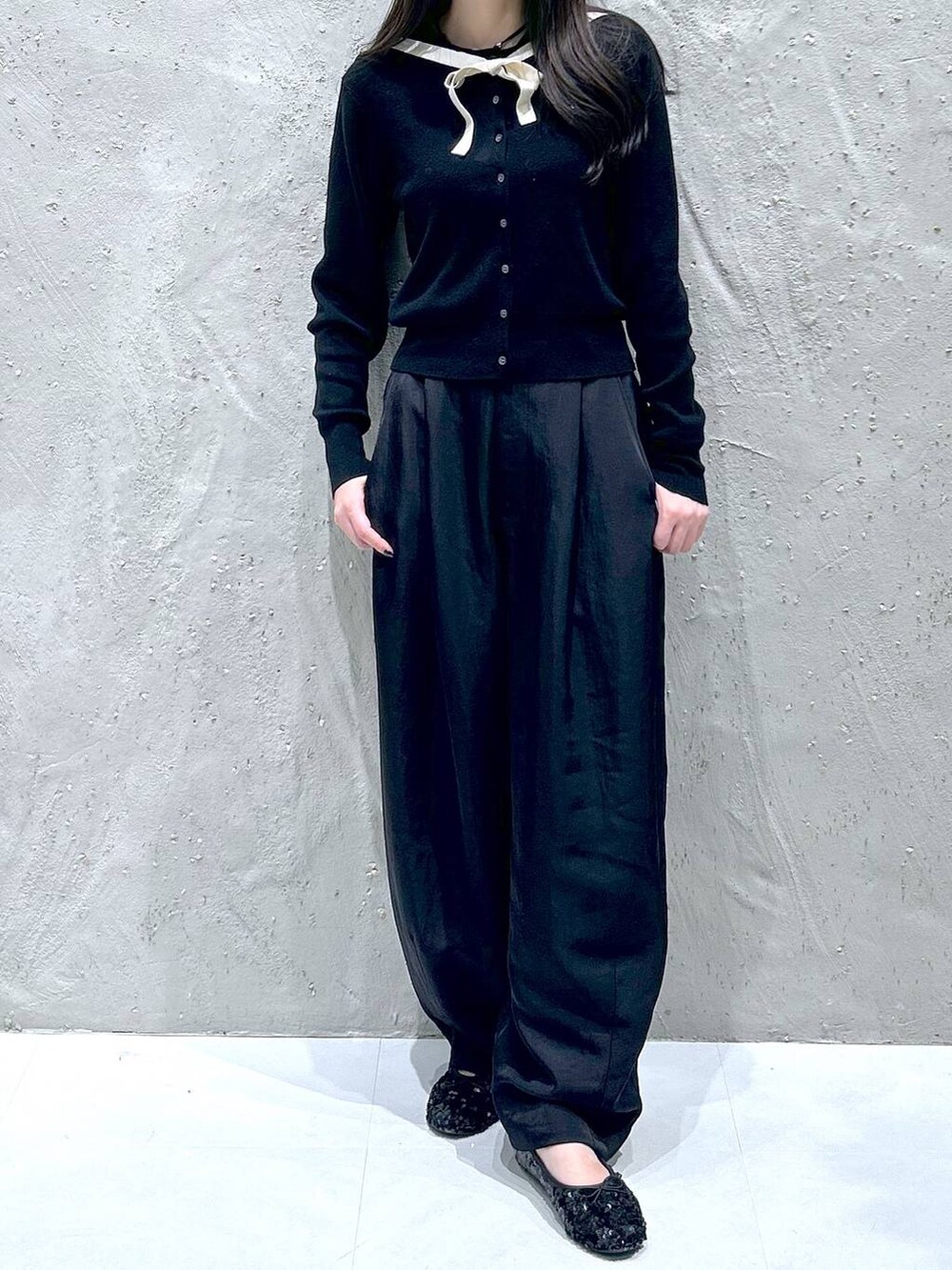 ブラック系のカーディガン/ボレロ、ブラック系のその他パンツを着用したレディースの秋コーディネートの2枚目の写真