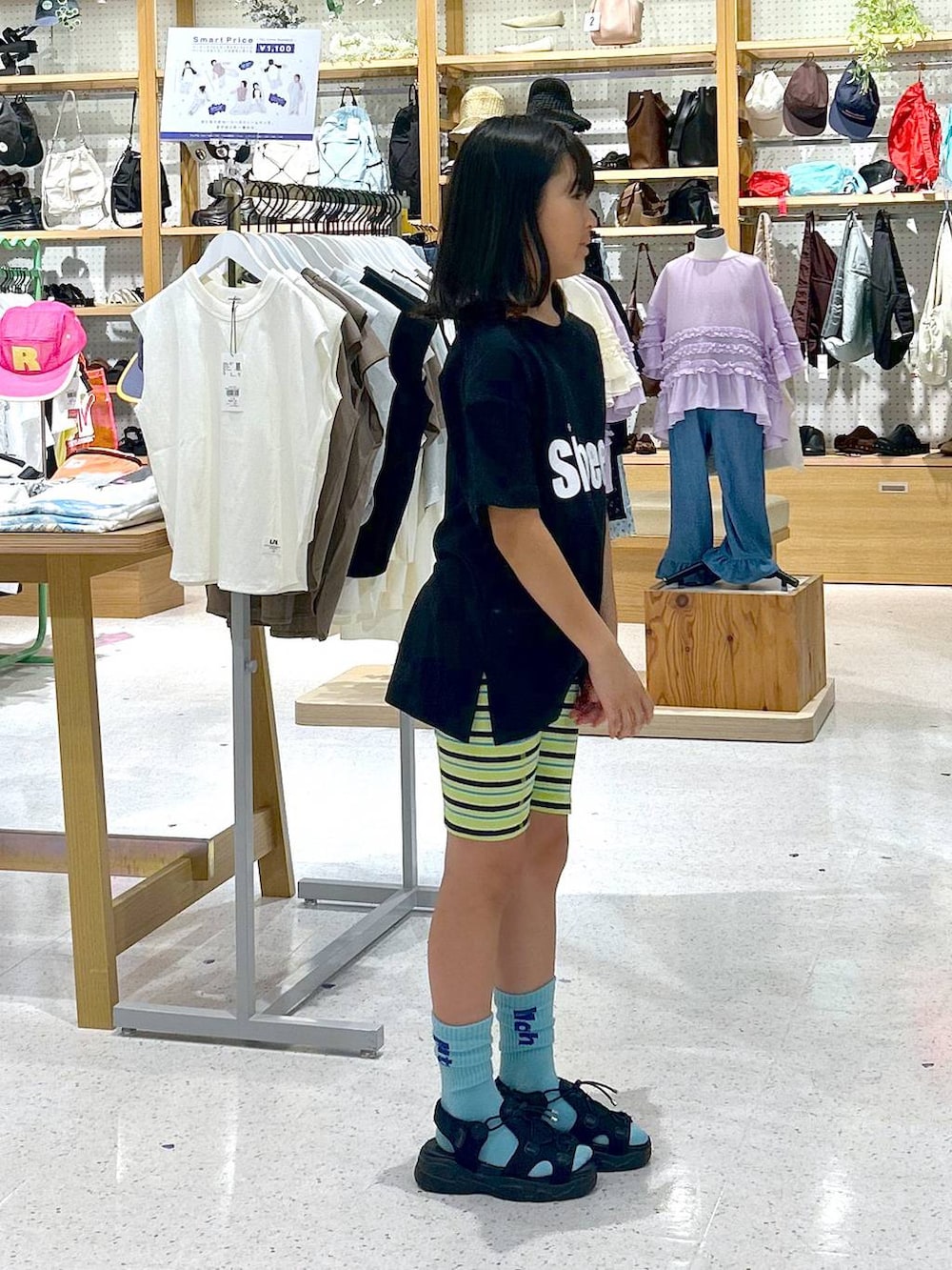 ブラック系のサンダル、ブラック系のTシャツ/カットソー、グリーン系のレギンス/スパッツを着用したレディースの夏コーディネートの3枚目の写真