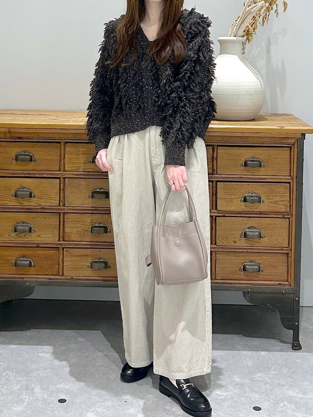 ホワイト系のその他パンツ、グレー系のショルダーバッグ、ブラック系のローファーを着用したレディースの秋コーディネートの3枚目の写真