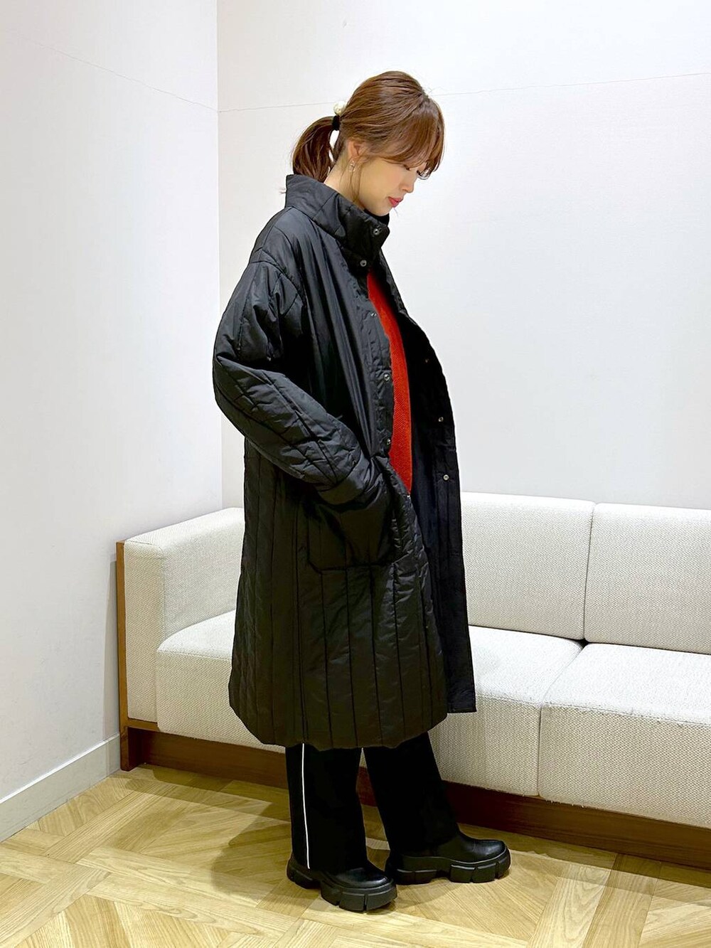 ホワイト系のTシャツ/カットソー、ブラック系のブーツ、レッド系のTシャツ/カットソーを着用したレディースの冬コーディネートの3枚目の写真