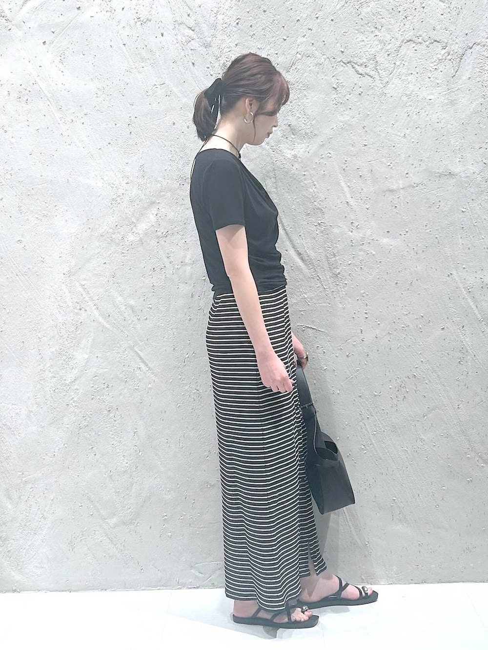 ブラック系のサンダル、ブラック系のTシャツ/カットソー、ブラック系のショルダーバッグを着用したレディースの夏コーディネートの2枚目の写真