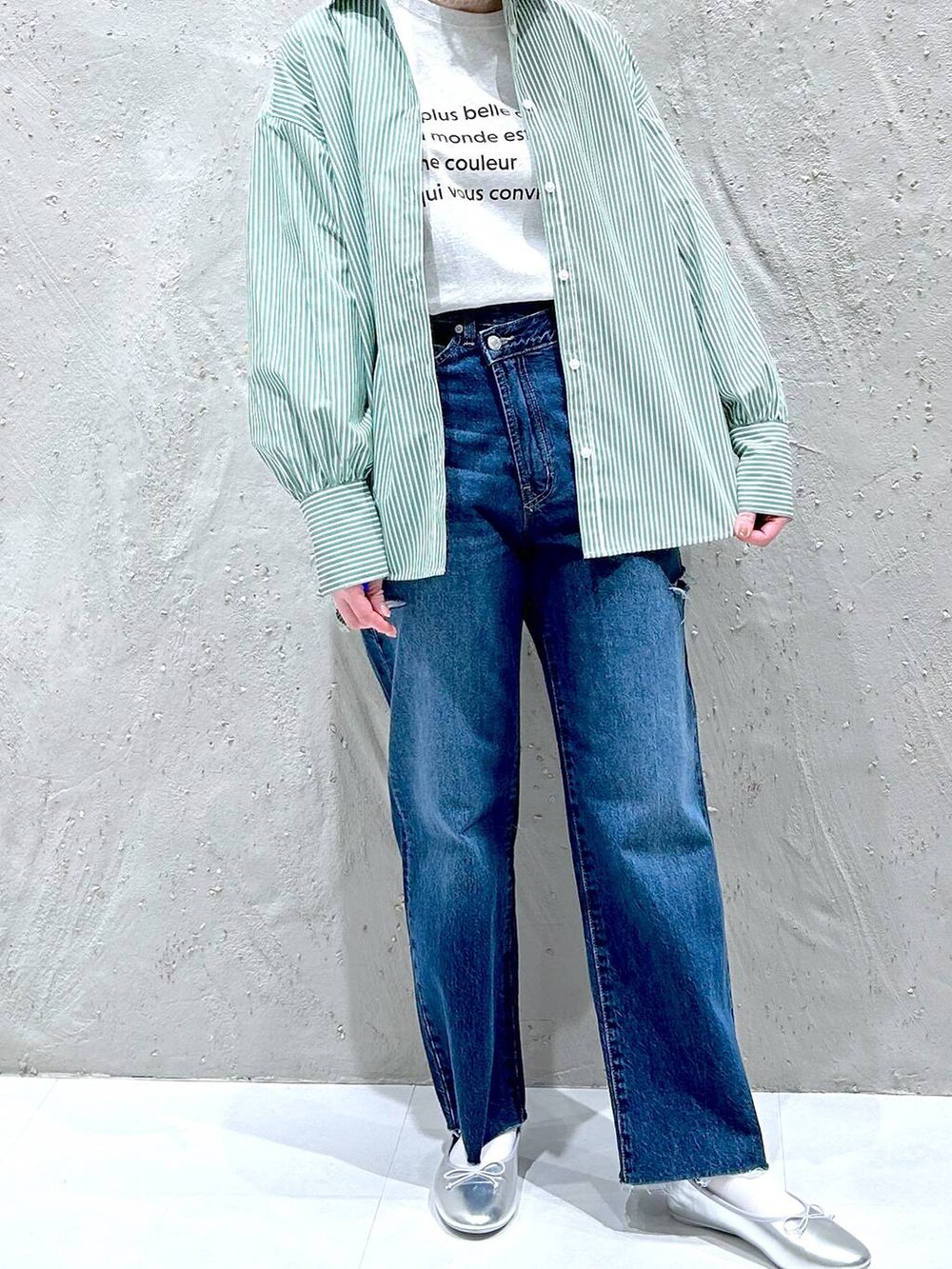 ブルー系のデニムパンツ、グリーン系のシャツ/ブラウス、ホワイト系のTシャツ/カットソーを着用したレディースの春コーディネートの2枚目の写真