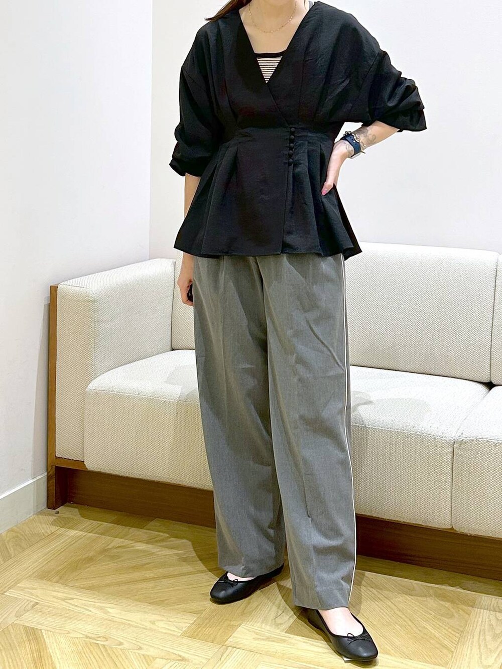 ブラック系のタンクトップ、ブラック系のバレエシューズ、グレー系のその他パンツを着用したレディースの秋コーディネートの2枚目の写真