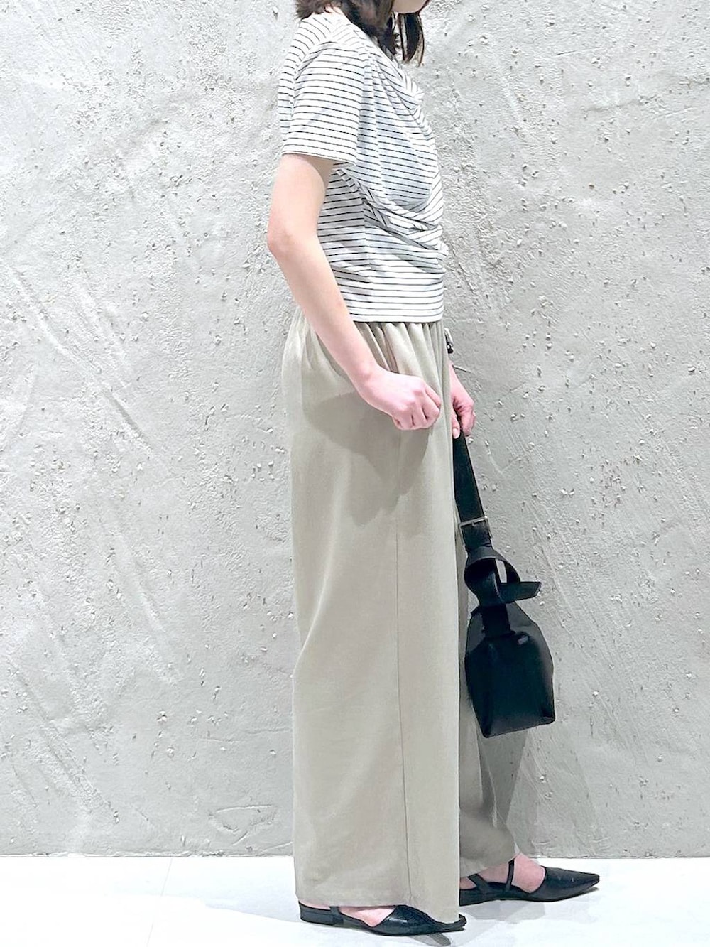 ベージュ系のその他パンツ、ホワイト系のTシャツ/カットソー、ブラック系のサンダルを着用したレディースの夏コーディネートの4枚目の写真